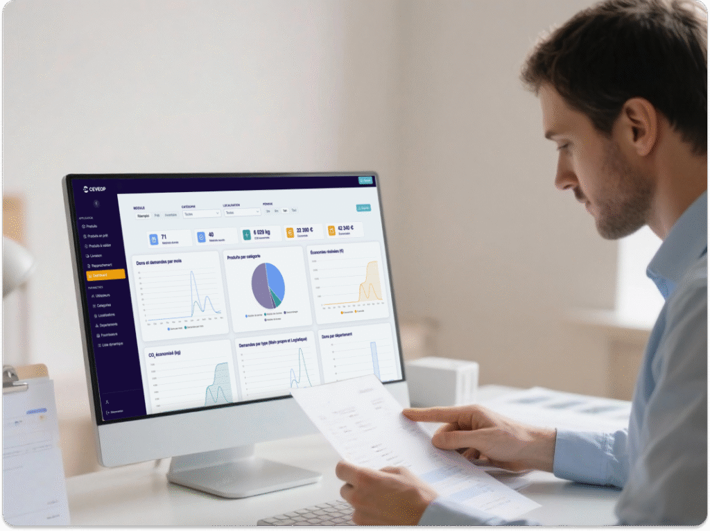 Responsable consultant analysant les indicateurs du tableau de bord CEVEOP sur ordinateur pour suivre le réemploi et les économies réalisées
